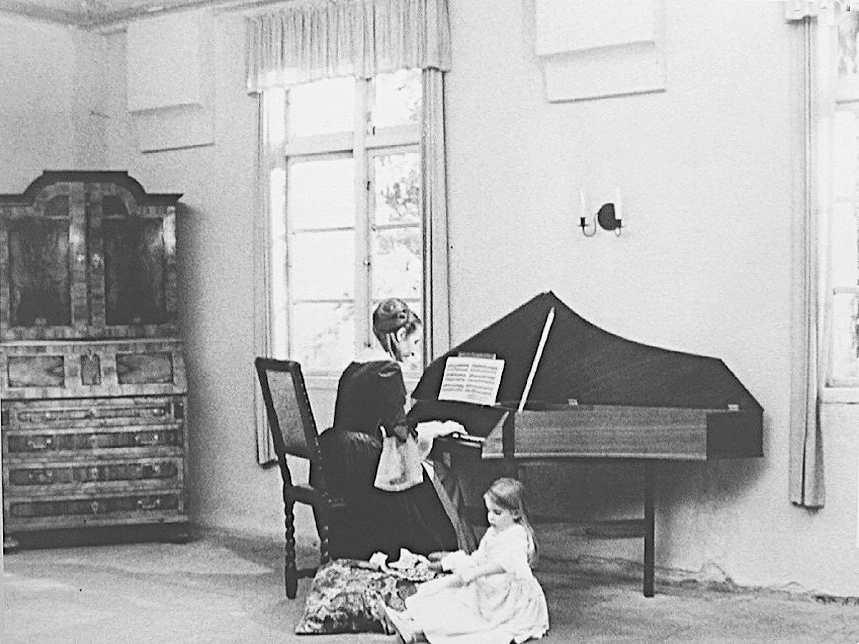 Chronicle of Anna Magdalena Bach, Sicilia!, Une Visite au Louvre
